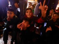 Warga Palestina bereaksi saat menunggu berita kesepakatan gencatan senjata dengan Israel, di Khan Younis di Jalur Gaza selatan, 15 Januari 2025. REUTERS/Mohammed Salem