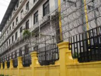 Gedung dengan kawat berduri, disebut sebagai tempat disekapnya para pekerja korban perdagangan manusia di kota Sihanoukville, Kamboja, pada penggerebekan polisi tanggal 21 September 2022. (Foto: Reuters/Cindy Liu)