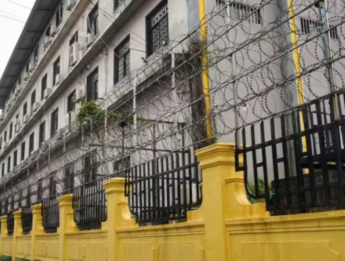 Gedung dengan kawat berduri, disebut sebagai tempat disekapnya para pekerja korban perdagangan manusia di kota Sihanoukville, Kamboja, pada penggerebekan polisi tanggal 21 September 2022. (Foto: Reuters/Cindy Liu)