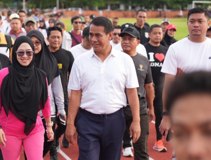 Andi Amran Sulaiman bersama Bupati Gowa, Adnan Purichta Ichsan Yasin Limpo dan Bupati Terpilih Gowa, Hj Sitti Husniah Talenrang, pada peresmian jogging track Ruang Terbuka Hijau (RTH) Lapangan Syekh Yusuf di Gowa, Sabtu (18/1/2025). Foto (Agus F).