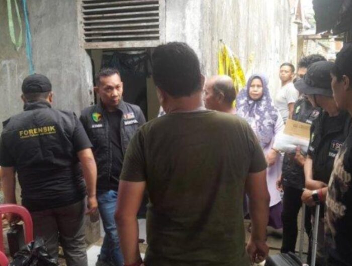 Saat Tim Dokpol Biddokkes Polda Sulsel tiba di lokasi temuan mayat wanita di Jl Rajawali 1 Lorong 13, Kecamatan Mariso, Kota Makassar, Sabtu (18/1/2025). Foto (Tribuntimur/Muslimin Emba).