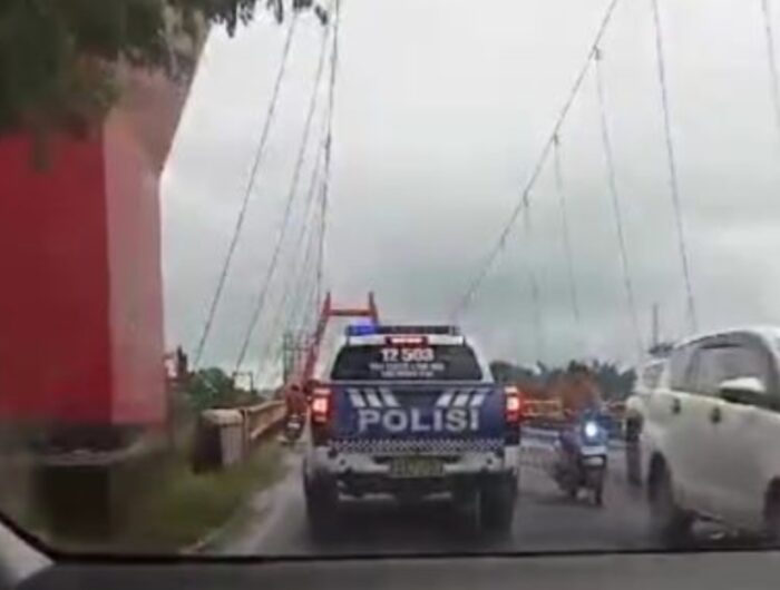 Patroli Jalan Raya (Patwal) Satlantas Polres Gowa menunjukkan respon cepat dan tanggap terhadap situasi darurat dengan mengawal ambulans yang mengalami kerusakan pada sirinenya. Pada Jumat (24/1/2025) sekitar pukul 17.00 WITA. Foto (Ist).