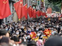 Foto: Orang-orang mengunjungi pasar bunga Festival Musim Semi tradisional yang dibuka kembali setelah ditutup karena penyebaran virus corona Covid-19 di Guangzhou, di provinsi Guangdong selatan China pada 20 Januari 2023. (AFP via Getty Images/STR)
