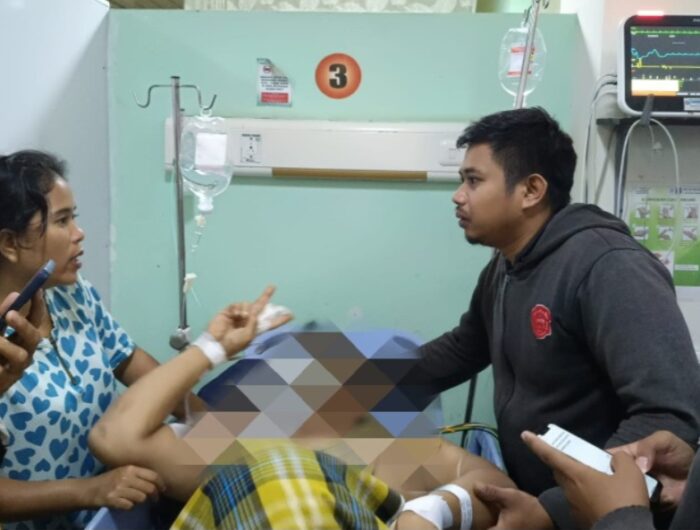 Korban Penikaman, Rudi Ismail saat di bawa di RSUD Andi Sultan Daeng Radja guna mendapatkan perawatan medis. Foto (Ist).