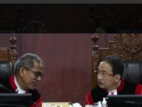 Ketua Mahkamah Konstitusi Suhartoyo berbincang dengan anggota Hakim Konstitusi Saldi Isra saat memimpin sidang putusan dismissal terkait perkara sengketa Pileg 2024 hari ini di Gedung Mahkamah Konstitusi, Jakarta, Selasa 21 Mei 2024. Sebanyak 207 perkara akan dibacakan putusan dismissal-nya. Secara keseluruhan, terdapat 297 perkara sengketa Pileg, baik Pileg DPR RI, DPD RI, DPRD Provinsi, hingga DPRD Kabupaten/Kota yang didaftarkan ke MK. TEMPO/Subekti.