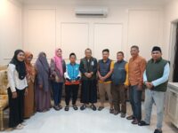 KM. Sunardi Mas'ud bertemu dengan Bapak Ir. H. Darmawangsyah Muin, ST., M.Si, selaku Ketua Dewan Pembina DPD BKPRMI Gowa. Foto (Ist).