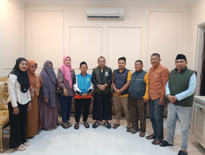 KM. Sunardi Mas'ud bertemu dengan Bapak Ir. H. Darmawangsyah Muin, ST., M.Si, selaku Ketua Dewan Pembina DPD BKPRMI Gowa. Foto (Ist).