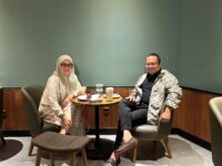 Husniah Talenrang-Darmawansyah Muin ngopi empat mata di sebuah kafe di Kota Makassar, Minggu (9/2/25). Foto (Agus F).