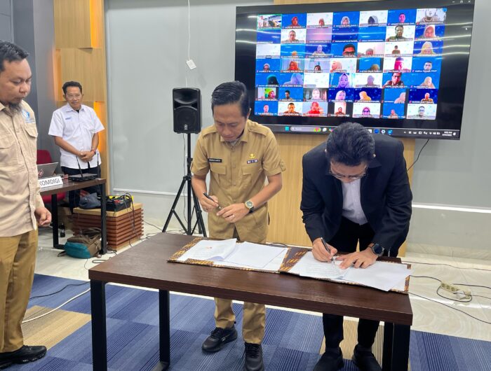Kepala UPT PTIKP Disdik Sulsel, Riswan Sawedi, bersama Kasi TIK UPT PTIKP Disdik Sulsel, Rahmat Amin dan Drs. Baso Saleh, M.I.Kom selaku Kepala Balai. Foto (Ist)