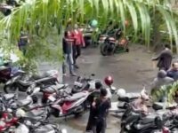 Dua kubu mahasiswa terlibat saling serang menggunakan senjata tajam di dalam lingkungan kampus Universitas Muslim Indonesia (UMI), Jalan Urip Sumiharjo, Kecamatan Panakkukang, Kota Makassar, Sulsel, Jumat (31/1/2025) petang.(Dokumentasi/Mahasiswa UMI Makassar)