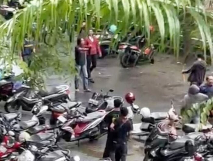 Dua kubu mahasiswa terlibat saling serang menggunakan senjata tajam di dalam lingkungan kampus Universitas Muslim Indonesia (UMI), Jalan Urip Sumiharjo, Kecamatan Panakkukang, Kota Makassar, Sulsel, Jumat (31/1/2025) petang.(Dokumentasi/Mahasiswa UMI Makassar)