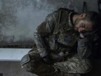 Tentara Ukraina beristirahat sejenak sebelum kembali ke medan perang untuk mempertahankan negaranya dari serangan Rusia. AP Photo/Libkos.