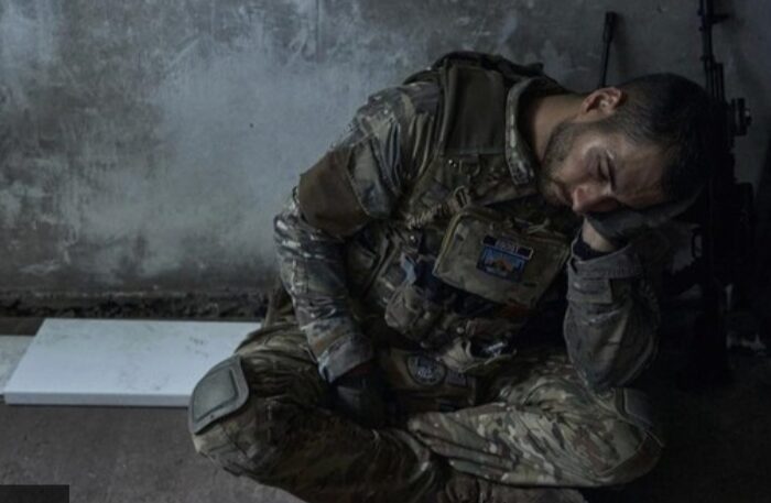 Tentara Ukraina beristirahat sejenak sebelum kembali ke medan perang untuk mempertahankan negaranya dari serangan Rusia. AP Photo/Libkos.