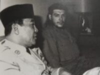 Soekarno bertemu dengan Che Guevara di Havana Kuba. Foto (Ist).