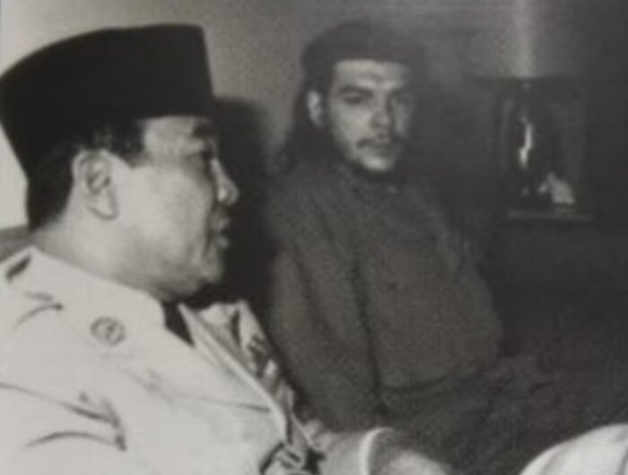 Soekarno bertemu dengan Che Guevara di Havana Kuba. Foto (Ist).