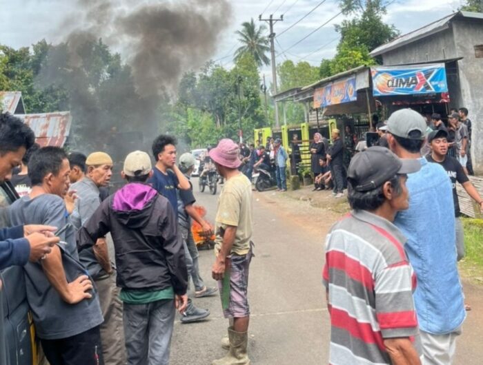 Kantor Desa Benteng Malewang, Kecamatan Gantarang, Kabupaten Bulukumba, disegel oleh warga pada Senin (3/2/2025) bersamaan dengan peringatan Hari Jadi Kabupaten Bulukumba. Foto (Ist).