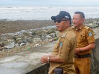 Bupati Bulukumba Andi Muchtar Ali Yusuf didampingi Camat Ujung Bulu Andi Ashadi saat meninjau saluran air di pantai merpati. Foto (Ist).