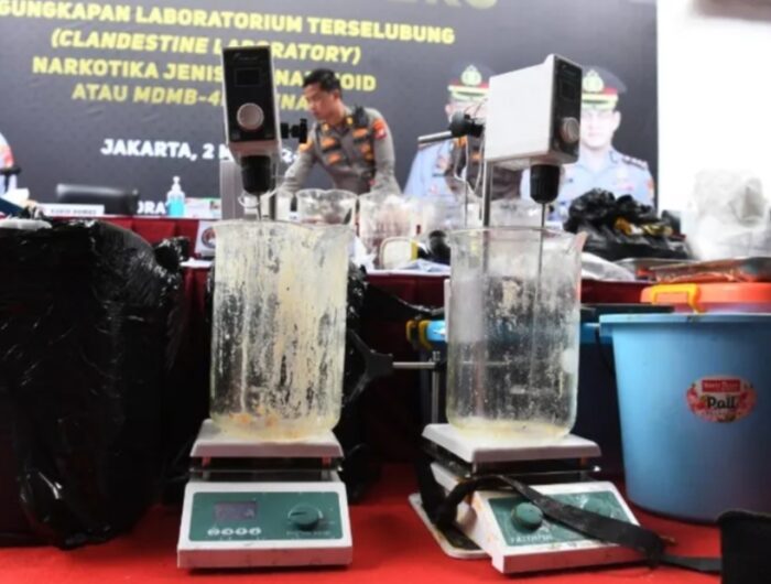 Petugas menyiapkan barang bukti sebelum berlangsungnya rilis pengungkapan kasus laboratorium terselubung narkotika jenis MDMB-4en-PINACA atau ganja sintesis di Polda Metro Jaya. Foto (Antara).