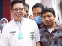 Calon Wakil Bupati Bulukumba 2024, Tomy Satria Yulianto (TSY) bersama kerabatnya. Foto (Ist).