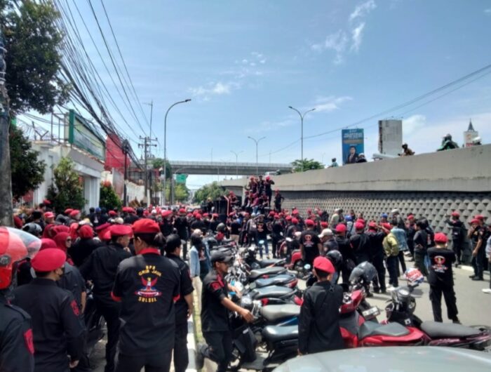 GRIB JAYA Sulsel menggelar aksi demonstrasi di tiga lokasi strategis, yakni Kantor Kejaksaan Tinggi Sulsel (Kajati), Kantor Gubernur Sulsel, dan Gedung DPRD Sulsel, Rabu (5/2/2025).