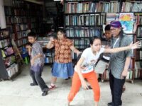 Jose Rizal Manua saat melatih. (Ist).