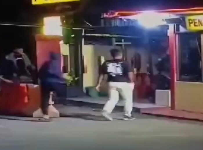 Viral sejumlah orang yang tidak dikenal atau OTK menyerang Markas Polres (Mapolres) Tarakan, Kalimantan Utara pada Senin, 24 Februari 2025. Foto (Ist)