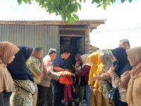 Tebar Kebaikan Ramadan, Wakil Ketua DPRD Gowa Taufik Surullah Bagi Sombako dan Santuni Warga Miskin Ekstrem