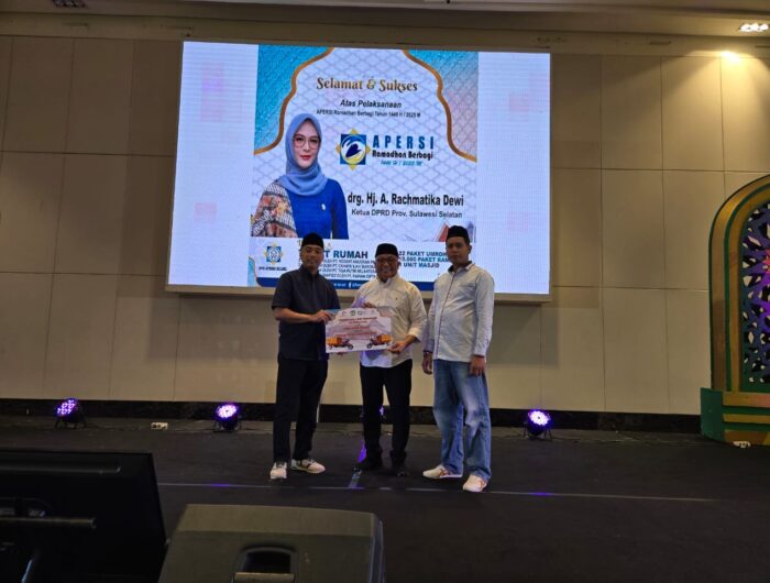 Wira Hadi Group dan PT Pandeka Muda Properti atas nama Asosiasi Pengembang Perumahan dan Permukiman Seluruh Indonesia (Apersi) Sulawesi Selatan, menyerahkan 1 unit motor 3 roda pengangkut sampah kepada Pemerintah Kabupaten Gowa.