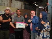 Bupati Gowa, Husniah Talenrang, dengan mengunjungi sejumlah keluarga miskin ekstrim yang menjadi anak asuhnya.