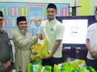 Ketua Hamba Allah, Rahmawang Busrah Berikan Puluhan Paket Lebaran untuk Murabbi Wahdah Islamiyah di Gowa