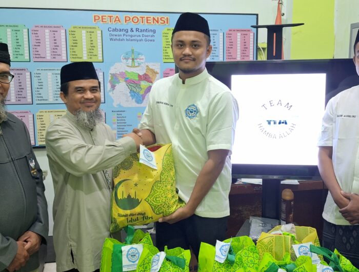 Ketua Hamba Allah, Rahmawang Busrah Berikan Puluhan Paket Lebaran untuk Murabbi Wahdah Islamiyah di Gowa