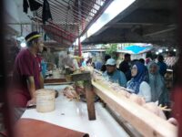 Jelang Hari Raya Idul Fitri, Bupati Gowa Turun Langsung Tinjau Harga di Pasar Minasamaupa
