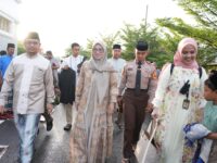 Bupati Gowa, Husniah Talenrang, bersama suaminya H Khaerul Aco dan anak pertama mereka, Muhammad Asfar, melaksanakan Shalat Idul Fitri di Masjid Agung Syekh Yusuf, Kabupaten Gowa, pada Senin pagi (31/3).