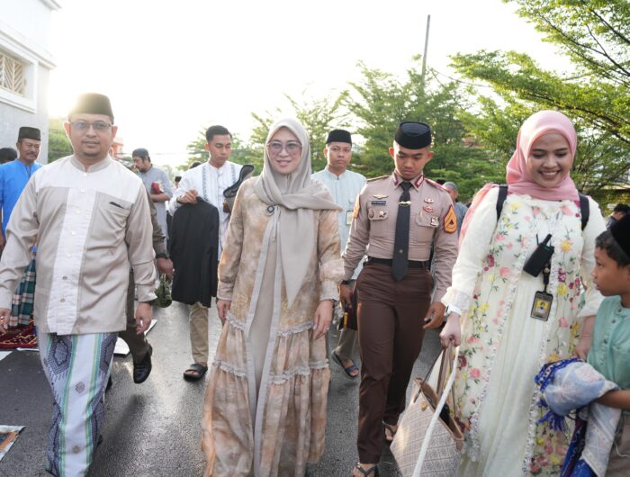 Bupati Gowa, Husniah Talenrang, bersama suaminya H Khaerul Aco dan anak pertama mereka, Muhammad Asfar, melaksanakan Shalat Idul Fitri di Masjid Agung Syekh Yusuf, Kabupaten Gowa, pada Senin pagi (31/3).