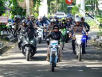 Bupati Husniah terlihat gagah mengendarai motor trail menuju lokasi penanaman pohon.