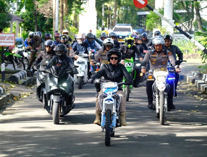 Bupati Husniah terlihat gagah mengendarai motor trail menuju lokasi penanaman pohon.