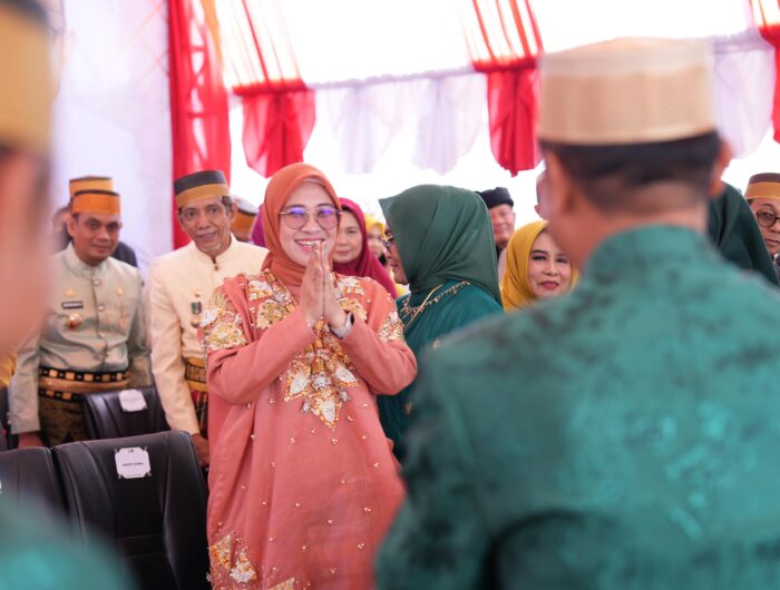Puncak Hari Jadi Bone ke-695, Bupati Gowa, Husniah Talenrang Tampil Anggun dan Serukan Kolaborasi Antar Daerah