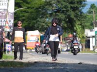 Bupati Gowa, Husniah Talenrang, menunjukkan komitmennya terhadap gaya hidup sehat dengan jogging santai di Kabupaten Luwu Utara, Minggu (13/4).