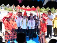 Menteri Ekonomi Kreatif Republik Indonesia, Tengku Rifky Harsah disambut hangat oleh Bupati Gowa, Sitti Husniah Talenrang, di Museum Balla Lompoa, Sungguminasa, Rabu (23/4/2025).