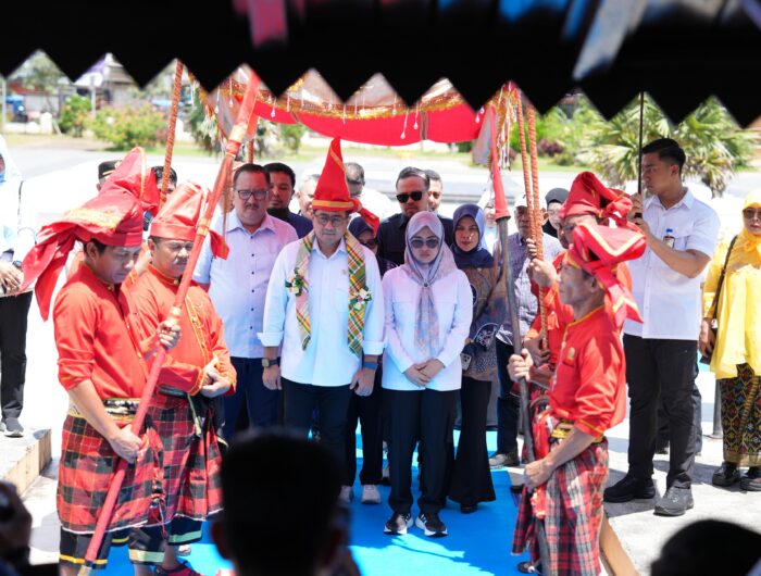 Menteri Ekonomi Kreatif Republik Indonesia, Tengku Rifky Harsah disambut hangat oleh Bupati Gowa, Sitti Husniah Talenrang, di Museum Balla Lompoa, Sungguminasa, Rabu (23/4/2025).