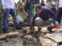 Direktur Umum PDAM Gowa, Khaerul Aco, peletakan batu pertama bedah rumah salah satu warga miskin ekstrem di Kampung Sapiria, Desa Romanglasa, Kecamatan Bontonompo, sebagai bagian dari program Gowa Sejahtera