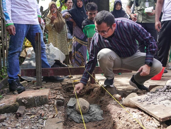 Direktur Umum PDAM Gowa, Khaerul Aco, peletakan batu pertama bedah rumah salah satu warga miskin ekstrem di Kampung Sapiria, Desa Romanglasa, Kecamatan Bontonompo, sebagai bagian dari program Gowa Sejahtera