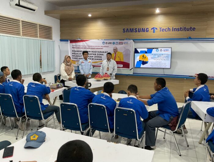 Fakultas Teknik Universitas Negeri Makassar (UNM) menggelar kegiatan bertajuk "Pemberdayaan Kepada Masyarakat Melalui Penerapan Zona Selamat Sekolah (ZoSS) yang Aman dan Nyaman" di UPT SMKN 10 Kota Makassar, Senin, 5 Mei 2025.