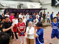 Bupati Gowa, Husniah Talenrang, turut hadir memberi semangat langsung dari pinggir lapangan