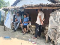 H Rohandi Ajak Istri dan Ketiga Anaknya Kunjungi Warga Miskin Ekstrem di Bontonompo
