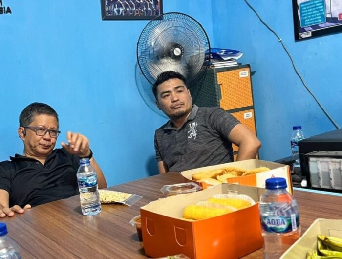 Syamsul Bahri Majjaga (kanan) bersama Pengamat politik Rocky Gerung beberapa waktu lalu di Makassar.