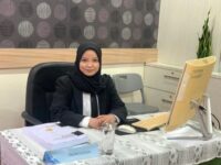 Iqra Mona Meilinda, putri daerah asal Aceh Besar, kembali mengharumkan nama Universitas Syiah Kuala (USK). Ia berhasil meraih gelar doktor Ilmu Teknik dengan predikat cumlaude dan IPK sempurna 4,00