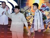 Ketua Umum Partai Solidaritas Indonesia (PSI) Kaesang Pangarep memberikan lukisan bergambar Presiden Prabowo Subianto sedang berkuda sebagai cendera mata dalam Kongres PSI di Solo, Jawa Tengah, Minggu (20/7/2025).