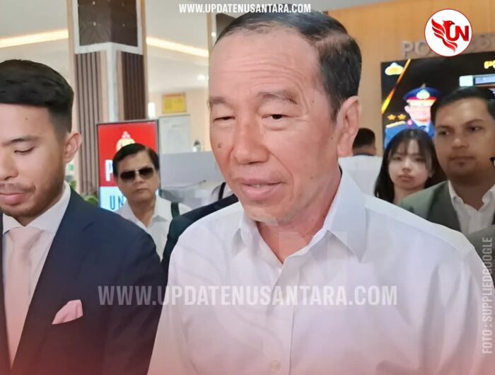 Presiden ke-7 Republik Indonesia, Joko Widodo, akhirnya menyerahkan dua dokumen penting—ijazah asli SMA dan Sarjana Fakultas Kehutanan UGM—kepada penyidik Direktorat Reserse Kriminal Umum Polda Metro Jaya di Polresta Solo.
