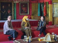 Direktur Jenderal Diplomasi, Promosi, dan Kerja Sama Kebudayaan Kementerian Kebudayaan RI, Endah T. D. Renoastuti, di kompleks bersejarah Balla Lompoa, Senin (11/8).